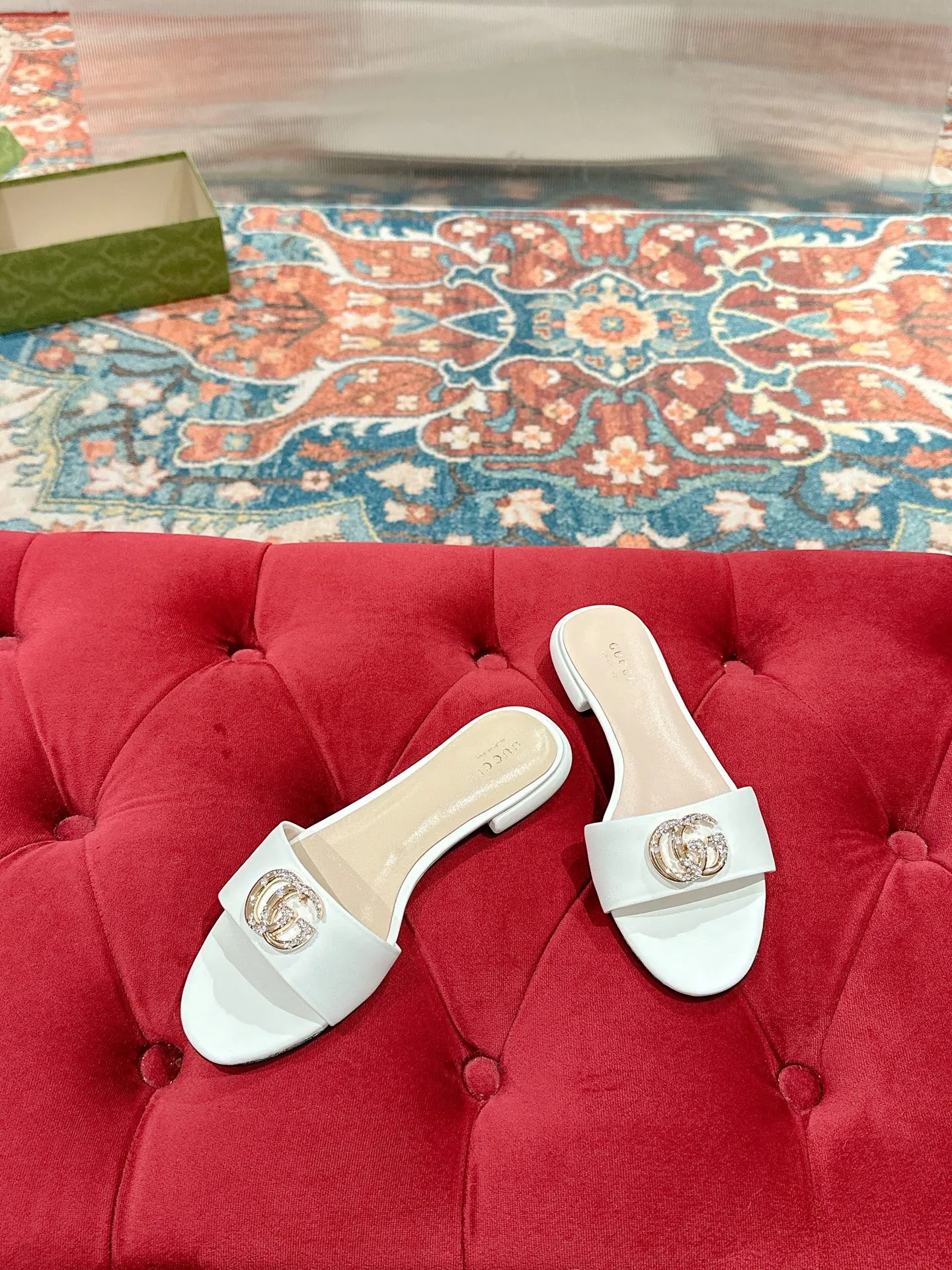 👟👟Ex-factory price 520👟👟 Every detail of Gucci's 2025 spring and summer new open-toe sandals and slippers has been carefully crafted, and design elements such as round toes and thick heels are cleverly used to create a fashionable retro style. The archived double G diamond-encrusted buckle details are reminiscent of the brand's fashionable atmosphere. ▪️Material: original custom sheepskin ▪️Inner lining/foot: high-end custom sheepskin ▪️Heel height: 1.0cm ▪️Number of yards: 35-39 (customized at 40.41.42, non-returnable)